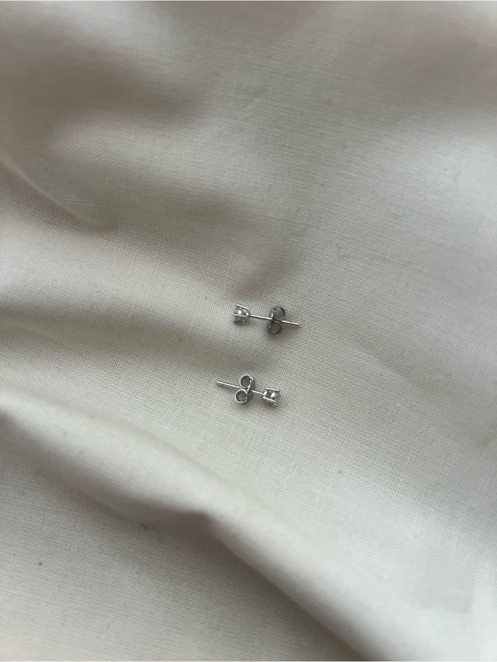Round diamond studs - Picture 2 of 4